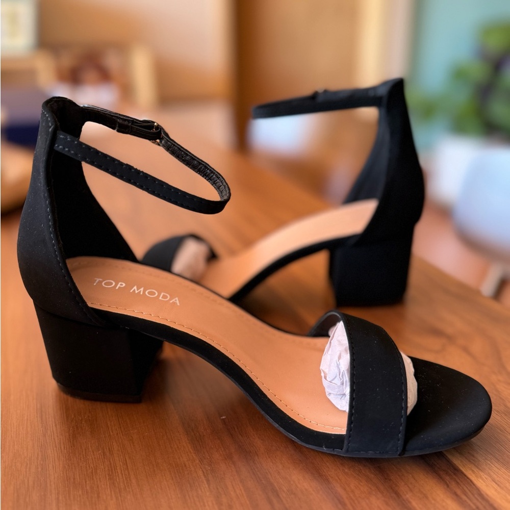 TOP Moda “Darcie” Black Ankle Strap Block Heels Size 6 NIB